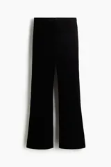 Pantalón negro de tiro alto con cierre y corchete oculto, modelo ajustado con bolsillos insertados atrás y piernas acampanadas.