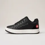 Zapatillas Airwalk Coolaster de color negro, confeccionadas en material sintético con textura granulada, suela blanca y detalles de la marca en relieve lateral y en un parche circular rojo en el talón.