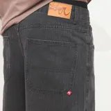Bermuda de denim Quiksilver color negro, con diseño clásico de bolsillos y tiro medio.