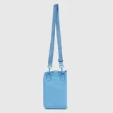 Cartera tipo porta pasaporte de diseño minimalista y compacto, color negro, con cierre perimetral y correa ajustable con logo de la marca estampado.