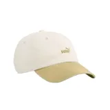 Gorra Puma Essential Elevated Dad Cap de diseño clásico, color beige en la corona y visera curva en tono tostado, con el logo de la marca bordado en color dorado.