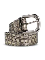 Cinturón de cuero sintético color plateado con estampado de cocodrilo y hebilla metálica plateada.