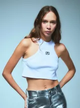 Top corto blanco de morley con escote redondo y logo metálico de Renée en el frente.