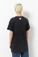 Remerón negro de tela lavada con estampa de serpiente, flores y la palabra 'nature'.