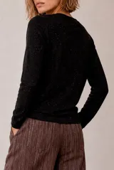 Sweater tejido de punto melange color bordó, con escote en V y mangas largas.