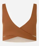 Top deportivo Get Over color marrón, confeccionado en microfibra, con diseño cruzado en el frente y escote en V profundo.