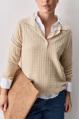 Sweater de punto color verde militar, con cuello polo y cierre frontal de botones, de manga larga con puños elastizados y diseño texturizado con relieve geométrico.