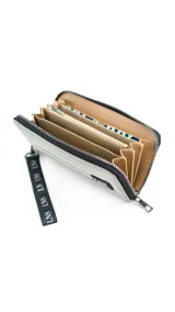 Billetera larga con cierre perimetral, confeccionada en nylon capitoneado color verde petróleo. Cuenta con correa de mano desmontable con logo estampado y parche frontal con marca LNS.