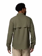 Camisa de manga larga Columbia, color verde militar, con cuello clásico, cierre frontal de botones y dos bolsillos frontales con solapa. Presenta tecnología de protección solar y tejido transpirable de secado rápido.