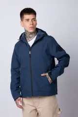 Campera de abrigo color azul, con cierre frontal, capucha ajustable y bolsillos laterales con cierre. Presenta un diseño minimalista con detalle de logo circular en la manga.