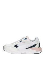 Championes deportivos Puma X-Ray para mujer, modelo en color blanco con detalles en azul marino y rosado. Combinan malla y apliques sintéticos, con suela robusta y amortiguación cómoda.