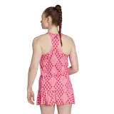 Musculosa deportiva rosa con estampado de rombos rojos.