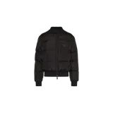 Campera puffer Dsquared2 color negro, con diseño acolchado horizontal, cierre frontal y bolsillos laterales. Cuenta con puños y cintura de rib elástico y detalle de texto estampado en el pecho.