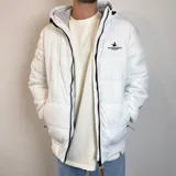 Campera tipo puffer color blanco con capucha, cierre frontal negro y logo bordado en el pecho. Cuenta con puños y cintura elástica.
