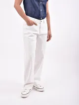 Pantalón jean de corte relaxed y tiro medio, en tono marrón oscuro con efecto deslavado. Cuenta con bolsillos frontales y traseros, y cierre de botón y cremallera.