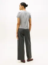 Remera de cuello redondo confeccionada en puro algodón, con corte regular y mangas cortas. Presenta un logo bordado en el pecho con tipografía script y el logo distintivo de la marca bordado en la manga.