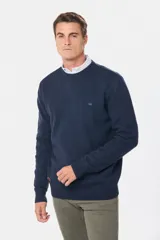 Buzo tejido de lana con escote redondo a la base, de manga larga y calce clásico.