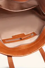 Cartera tote de cuero marrón con diseño trenzado a mano, de formato rectangular y doble asa de hombro.