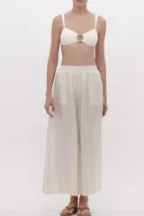 Pantalón fluido color crema, de corte ancho y relajado, con cintura elástica fruncida.