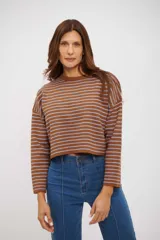 Buzo de tejido de punto con diseño a rayas horizontales en color chocolate y lavanda, de corte holgado, cuello redondo y mangas largas.