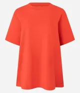 Remera de corte boxy con cuello redondo y mangas cortas. Confeccionada en algodón, presenta un diseño minimalista sin estampas con sisa caída.