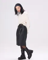 Borcego negro de cuero con cordones, caña media y suela track.