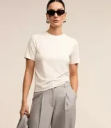 Blusa de ribana color marrón, con cuello redondo ajustado y mangas cortas.