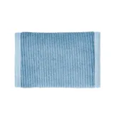 Billetera Rip Curl de pana celeste con logo bordado en amarillo. Diseño plegable con cierre de velcro y ribete de tela.