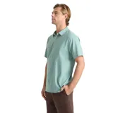 Camisa de manga corta color verde claro, con cuello camisero y cierre frontal de botones.