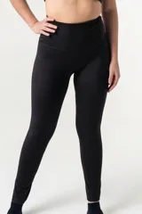 Calza deportiva de tiro extra alto, confeccionada con tela de alta compresión y doble capa en la cintura para mayor contención abdominal.