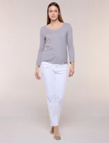 Buzo tejido fino y suave de marca Elie Tahari, color gris, con escote redondo pronunciado, mangas largas y silueta semi entallada.