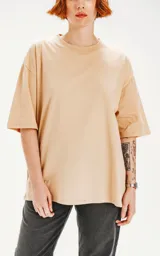 Remera de corte oversize y largo cropped, con cuello redondo y mangas cortas de hombros caídos, confeccionada en algodón premium.