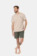 Bermuda de baño verde militar lisa, con bolsillos laterales y etiqueta con logo en la pierna.