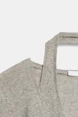 Top de punto efecto doble color gris melange, con diseño de cuello en pico, tirantes tipo halter interiores y cierre frontal con botones. Cuenta con mangas largas.