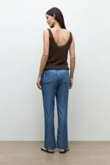 Pantalón de corte recto confeccionado en lyocell, color azul jean medio, con cintura elástica con cordón de ajuste y bolsillos laterales.