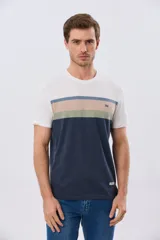 Remera de algodón con diseño de bloques horizontales de colores blanco, azul, beige y verde, de manga corta y cuello redondo.