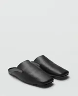 Zapatos tipo mule de piel ovino, color negro, diseño slip-on sin cierre, punta cuadrada y suela plana.