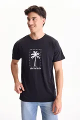 Remera negra de manga corta y corte regular fit, confeccionada en algodón, con estampa frontal que presenta una palmera dentro de un rectángulo punteado y la inscripción 'palm tree dream'.