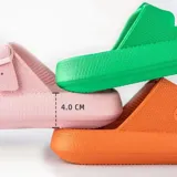 Sandalias chancletas de goma color beige con diseño texturizado en la suela, doble tira ajustable con hebillas y estilo slip-on.