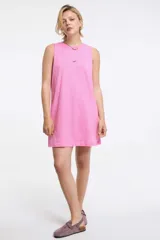 Vestido corto a rayas horizontales blancas y negras, sin mangas y con cuello redondo.