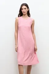 Vestido midi sin mangas de lino color tostado, con diseño de paneles con detalles desflecados en las costuras y un cinturón fino ajustable con hebilla metálica.