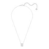 Collar con colgante Swarovski de la familia Millenia, con una circonita cuadrada transparente de talla escalonada enmarcada por piedras de talla brillante más pequeñas, engarzada en baño de rodio y cadena fina con cierre de mosquetón. Diseñado por la directora creativa Giovanna Engelbert.