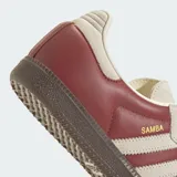 Championes Adidas Samba OG color bordó con detalles en beige y suela marrón.