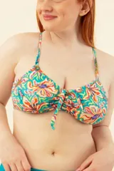Top de bikini con estampado floral multicolor, frunce en el escote y tiras cruzadas en la espalda.