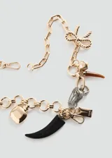 Collar de eslabones dorados con múltiples dijes colgantes, incluyendo cuernos de resina en tonos negro, marrón y jaspeado, dije metálico en forma de corazón, lazo y placa grabada.
