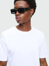 Remera blanca de manga corta con cuello redondo y corte recto.