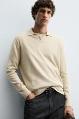 Polo de punto de corte regular fit, confeccionado en una mezcla de algodón. Presenta cuello solapa con abertura frontal, manga larga y acabados en rib en puños y bajo.