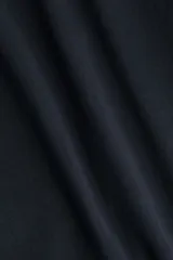 Remera negra entallada de punto de algodón elástico, con cuello redondo fino ribeteado y bajo recto.