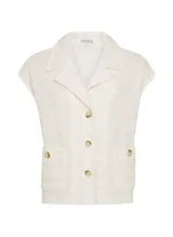 Chaleco color crudo de punto texturizado con sutil estampado a cuadros, corte recto, cuello, cierre de botones frontal, bolsillos frontales con botones y largo corto.