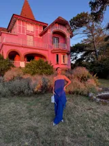 Pantalón de corte amplio y tiro medio, confeccionado en tela crepe color beige, con diseño fluido y holgado.